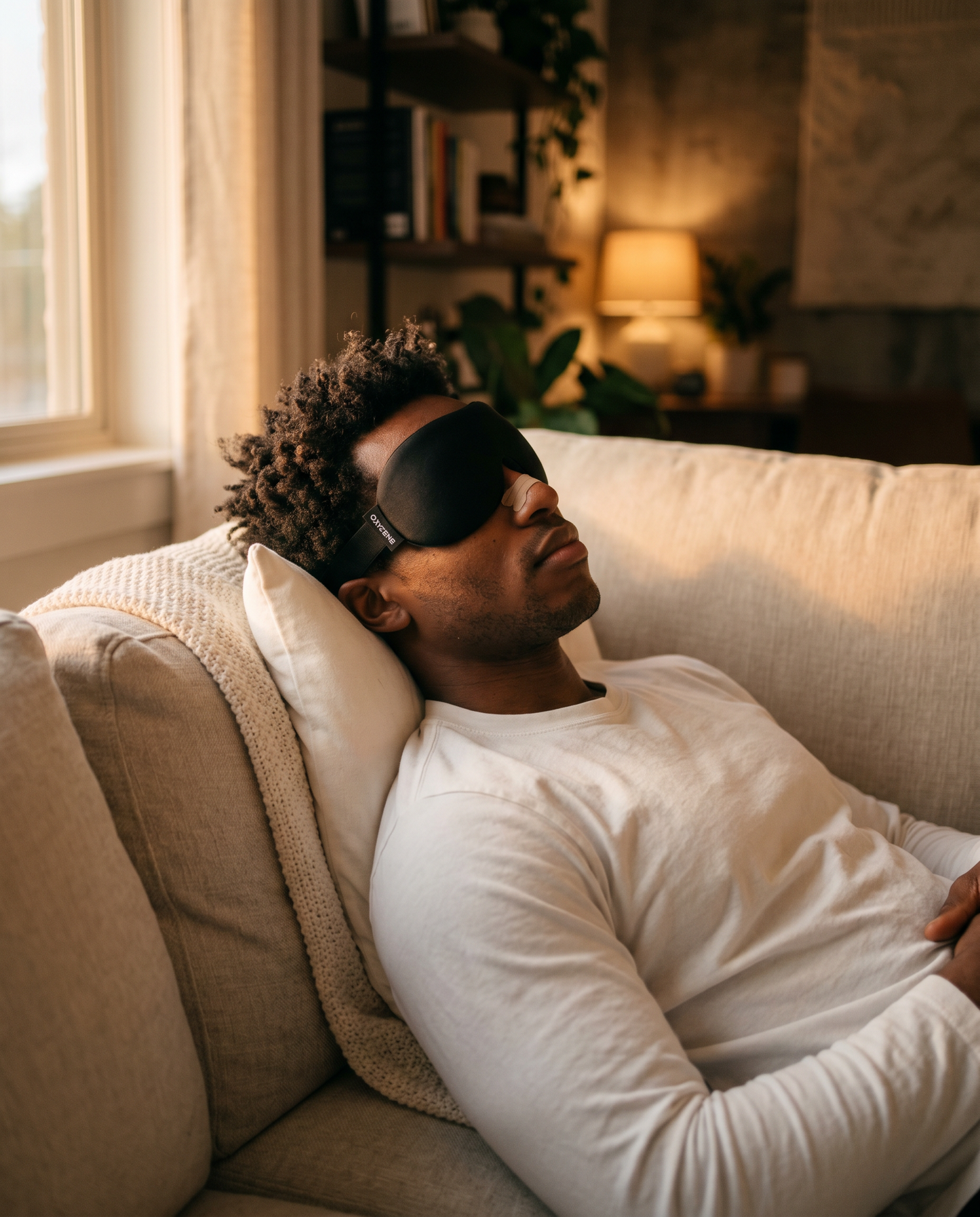Homme portant le masque de sommeil OXYZENE et une bande nasale