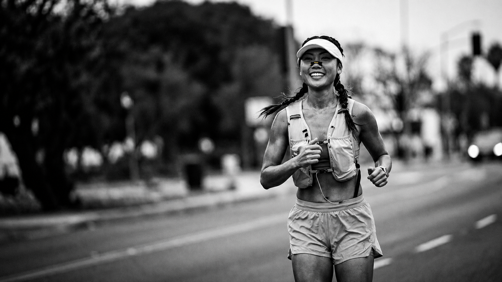 Coureuse OXYZENE en pleine course, noir et blanc